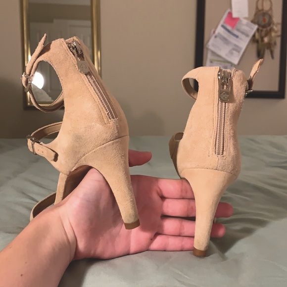 Size 8.5 Antonio Melani Genuine Leather 2 in. Pale Cream Suede Heels - Picture 2 of 3